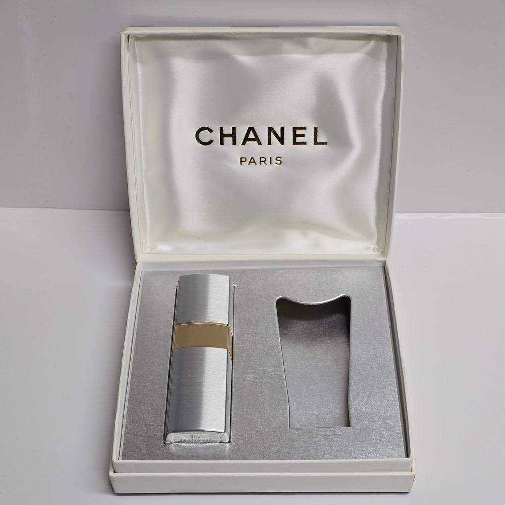 Chanel No 19 Eau de Toilette Spray 50ml Gift Box Set [Missing Bathing Gel]
